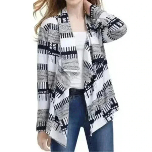 🎁FREE WITH A PURCHASE Simple Ladies Cardigan in Small - Picture 1 of 3